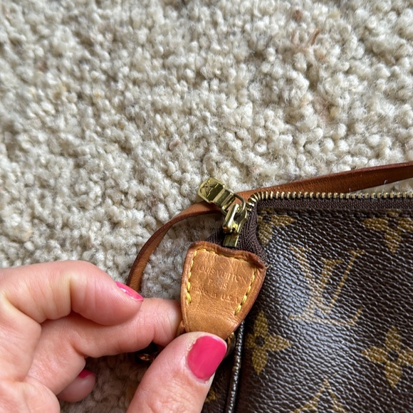 Classic Louis Vuitton Monogram Pochette - Picture 5 of 12